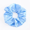 Dettaglio di elastico per capelli in raso azzurro con strass brillanti e pieghe - Azzurro