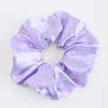 Dettaglio dell'elastico in raso lavanda con strass scintillanti e trama di seta elegante - Lavanda