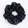 Dettaglio di elastico per capelli in raso nero con strass argentati e pieghe eleganti - Nero