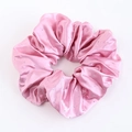 Détail d'un chouchou en satin rose avec strass brillants et texture élastique - Rose
