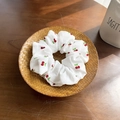 Elastico scrunchie bianco con stampa di ciliegie rosse su morbido tessuto a pieghe - Grande / Scrunchie Bianco Grande