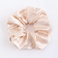 Détail du chouchou en satin champagne avec strass scintillants et texture soie - Champagne