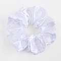 Gros plan d'un chouchou en soie blanche avec strass pour une coiffure élégante - Milky blanc
