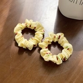 Set di due elastici scrunchie gialli a quadretti con ciliegie rosse su legno - Piccolo / Giallo
