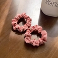 Set di due elastici scrunchie a quadretti rossi con stampe di ciliegie e tessuto arricciato - Piccolo / Rosso