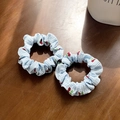 Set di due elastici per capelli a scacchi azzurri con ciliegie rosse su legno scuro - Piccolo / Blu