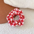 Elegante rood-witte pluche scrunchie met pied-de-poule patroon op zachte ondergrond - Houndstooth Stijl