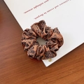 Braunes Scrunchie mit Paisley-Muster, Vintage-Blumendruck und goldenem H-Anhänger - Kleine Größe mit Anhänger (3# Klein Karamell)