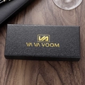 Caja de regalo rectangular negra con logo dorado y textura sobre fondo de madera - Caja Negra Rectangular Con Relieve