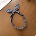Bandeau vintage à carreaux avec nœud supérieur et bande élastique sur bois - Bleu à Carreaux