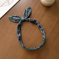 Bandeau rétro à oreilles de lapin avec motif à carreaux vert et rouge sur bois - Carreaux Verts