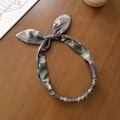Bandeau vintage camouflage avec oreilles de lapin sur fond de table en bois sombre - Camouflage Vert