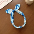 Bandeau à oreilles de lapin camouflage bleu avec élastique sur fond en bois rustique - Camouflage Bleu Ciel