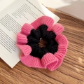 Handgefertigter Strick-Scrunchie in Rosa und Schwarz mit weicher Rippstruktur - Rosa + Schwarz