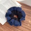 Gestricktes Haargummi in Marineblau und Schwarz mit weicher gewellter Rippstruktur - Schwarz und Marineblau