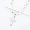 Elegante roestvrijstalen kruis hanger ketting met witte parels en fonkelende kristallen - Parel Kruis Strass Pavé Stijl
