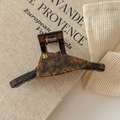 Dettaglio molletta per capelli in acetato tartarugato con logo B in metallo dorato - Clip Base in PC / Marrone Floreale