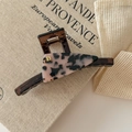 Dettaglio molletta per capelli in acetato tartarugato marrone e rosa con logo B dorato - Clip Base in PC / Leopardo Chiaro
