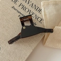 Dettaglio di una pinza per capelli in acetato tartarugato con logo a lettera B d'oro - Clip Base in PC / Marrone Scuro