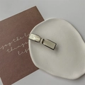 Détail d'une pince à cheveux rectangulaire crème minimaliste avec une bordure noire - Blanc avec Nœud