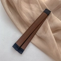 Vue détaillée du chignon magique marron avec une texture en tissu tissé fin - 10# Marron