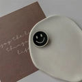 Support de téléphone noir et blanc avec smiley sur un plateau en céramique blanche - Smiley Noir