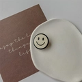 Support téléphone beige avec motif smiley sur un plateau blanc au style minimaliste - Smiley Blanc