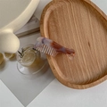 Detail eines kreativen Azetat-Haarkamms mit lila Marmormuster auf einem Holztablett - 6# Traumhaftes Violett