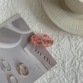 Detalle de pinza de pelo rosa ovalada con trozos de nácar y anillos dorados - Rosa Óvalo Pequeño