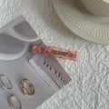 Detalle de pinza de pelo de resina rosa con flores de cerezo y purpurina dorada sobre blanco - Rectángulo Rosa