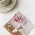 Détail d'une pince à cheveux papillon marbré rose sur une élégante carte française - Rose Bonbon