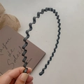 Detail of black wavy metal headband with Z-shape design and matte finish for men - Standard Thin Wave Style (No Sleeve)