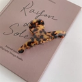 Detailansicht der großen Haarspange mit Schildpatt-Muster aus hochwertigem Acetat - Dunkles Leopardenmuster