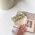 Dettaglio della clip per capelli in resina colorata con venature blu e verdi - Quadrato Giallo Blu
