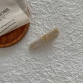 Dettaglio ravvicinato di un fermaglio per capelli in acetato marmorizzato color crema e beige - 4# Giallo Pietra