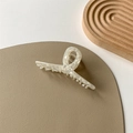Dettaglio del fermaglio per capelli in acetato crema marmorizzato dal design francese - Bianco conchiglia