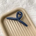 Détail macro de la pince à cheveux bleu foncé mat avec ses dents de préhension solides - Bleu Marine Mat