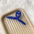 Vue détaillée d'une grande pince à cheveux bleu foncé mat dans un plateau minimaliste - Bleu Klein Mat