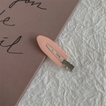 Detalle de pinza para el pelo rosa mate para peinar el flequillo de mujer - Rosa