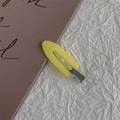 Detalle de una pinza para el cabello tipo pico de pato amarillo mate con base de metal - Amarillo