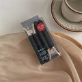 Detailaufnahme der koreanischen Lockenwickler-Clips in eleganter Verpackung auf Holztablett - Schwarz