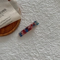 Dettaglio della molletta rettangolare con trama marmorizzata rossa e blu dal design vintage - 16# Trama Sanguigna