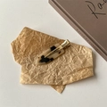 Detailansicht der Acetat-Haarspange mit Schildpattmuster und goldenem Entenschnabelclip - Heller Schildpatt Stil