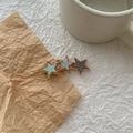Detailed view of the gold snap hair clip with three colorful acetate stars on craft paper - Forest Green Grey - Three Stars