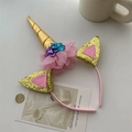 Dettaglio cerchietto unicorno con corno dorato, fiori in rete rosa e paillettes - Oro