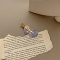 Dettaglio macro di un fermaglio per capelli a cuore in acetato marmorizzato e metallo - Viola sognante (Clip oro)