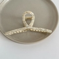Detalle de la pinza para el pelo de acetato jaspeado crema con muelle de metal dorado y dientes - Albaricoque Crema
