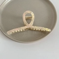 Detalle de la pinza para el pelo de acetato crema jaspeado con muelle de metal dorado de lujo - Beige y Verde