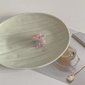 Dettaglio di una piccola clip per capelli a fiore in acetato su vassoio con decoro parigino - 1# Rosa Blu