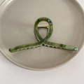 Detalle de pinza para el pelo en acetato verde mármol con diseño cruzado elegante - Verde Aceite